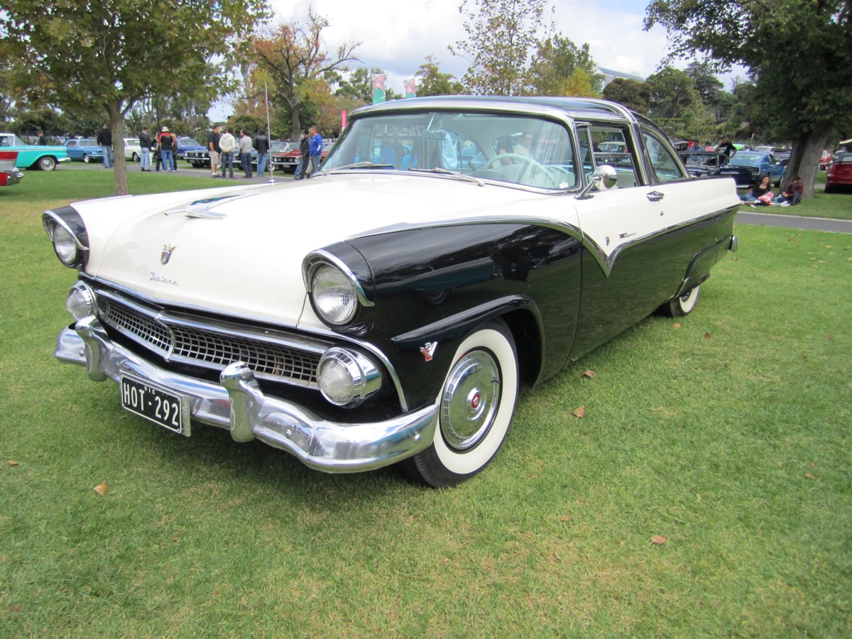 1955 Ford Fairlane Crown Victoria, the real-world sedan whose two-tone styling and chrome trim echo the '55 Vapid Stanier